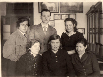 1942г._Комитет ВЛКСМ_в центре в первом ряду Зарубинова, втором с-направо Ярцева а., Рабинович М., Кулешова.jpg