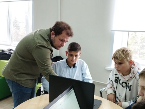 Школьники Челябинска познакомились с профессией инженера-электрика (6+)