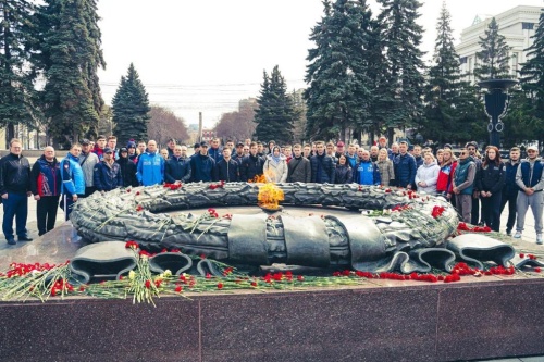 Студенты-спортсмены ЮУрГАУ вместе с участниками Всероссийского турнира «Кубок Танкограда» возложили цветы к Вечному огню