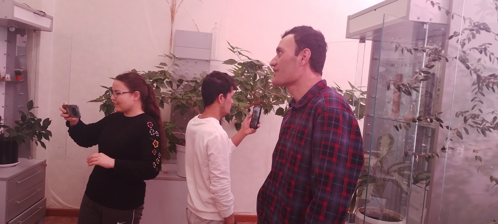 В продолжение знакомства иностранных слушателей подготовительного отделения с лабораторией урбанизированного растениеводства была проведена ознакомительная экскурсия по секции тропических растений